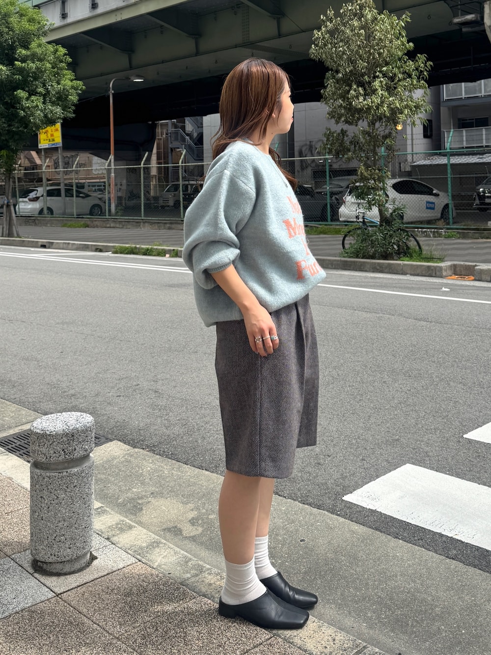 グレー系のその他パンツ、ブラック系のサンダル、グリーン系のニット/セーターを着用したレディースの秋コーディネートの3枚目の写真
