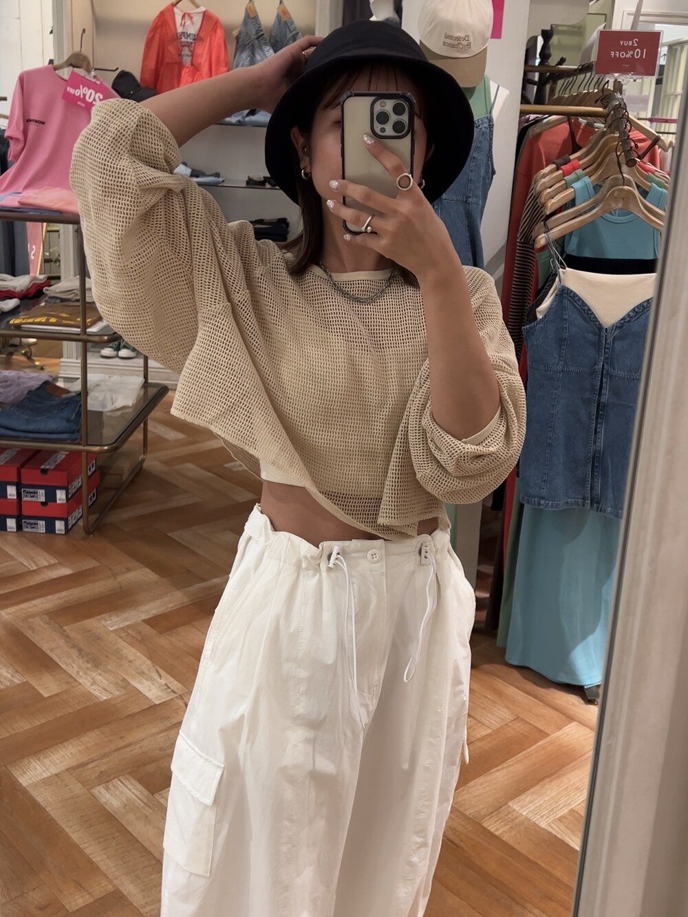 ホワイト系のTシャツ/カットソー、ホワイト系のその他パンツ、ホワイト系のキャミソールを着用したレディースの夏コーディネートの2枚目の写真