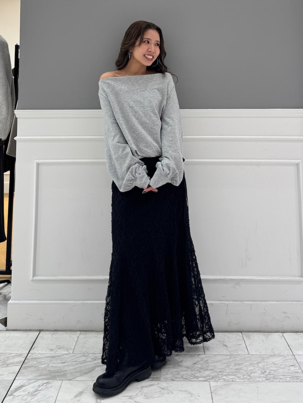 グレー系のTシャツ/カットソー、ブラック系のスカートを着用したレディースの冬コーディネートの7枚目の写真