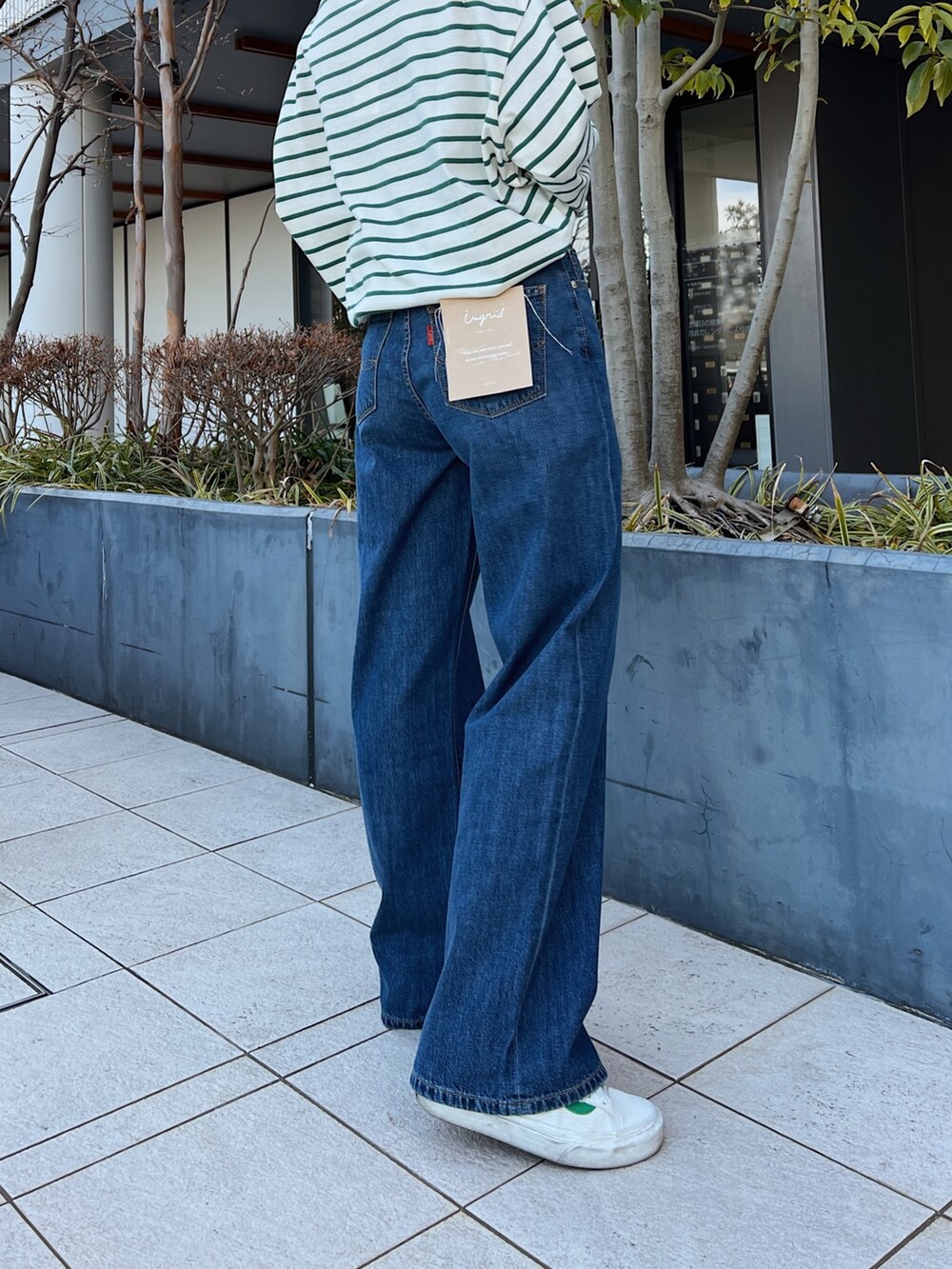 ブルー系のデニムパンツ、グリーン系のTシャツ/カットソーを着用したレディースの冬コーディネートの2枚目の写真