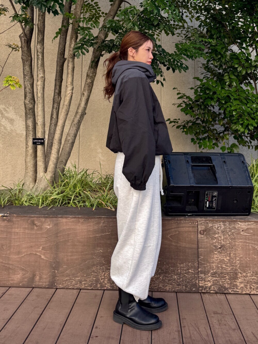 グレー系のスウェットパンツ、ブラック系のブルゾンを着用したレディースの秋コーディネートの5枚目の写真
