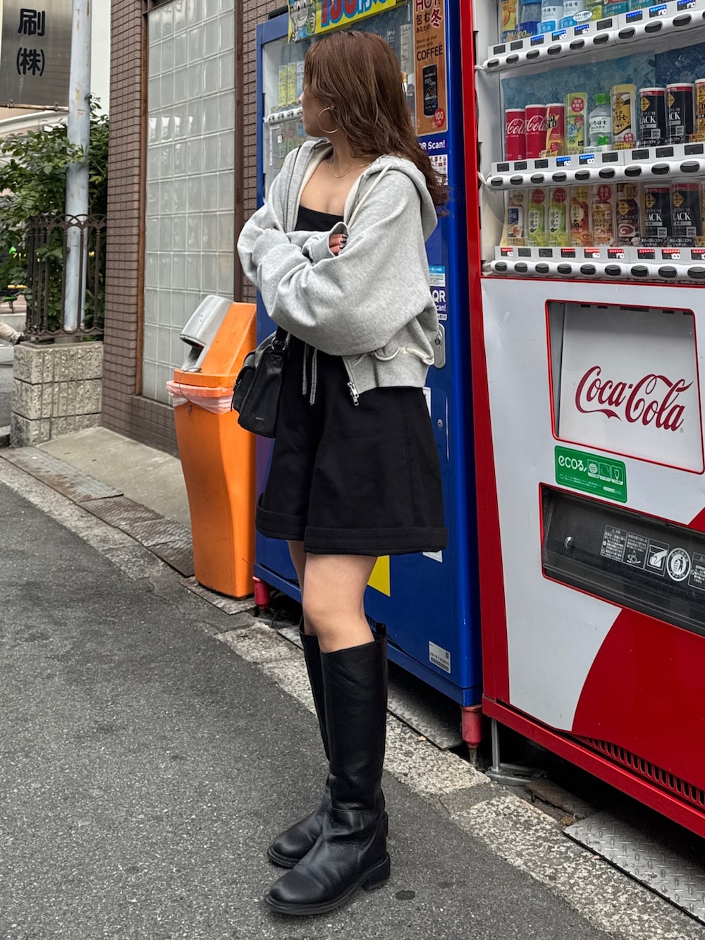 ブラック系のその他パンツ、グレー系のパーカーを着用したレディースの冬コーディネートの5枚目の写真