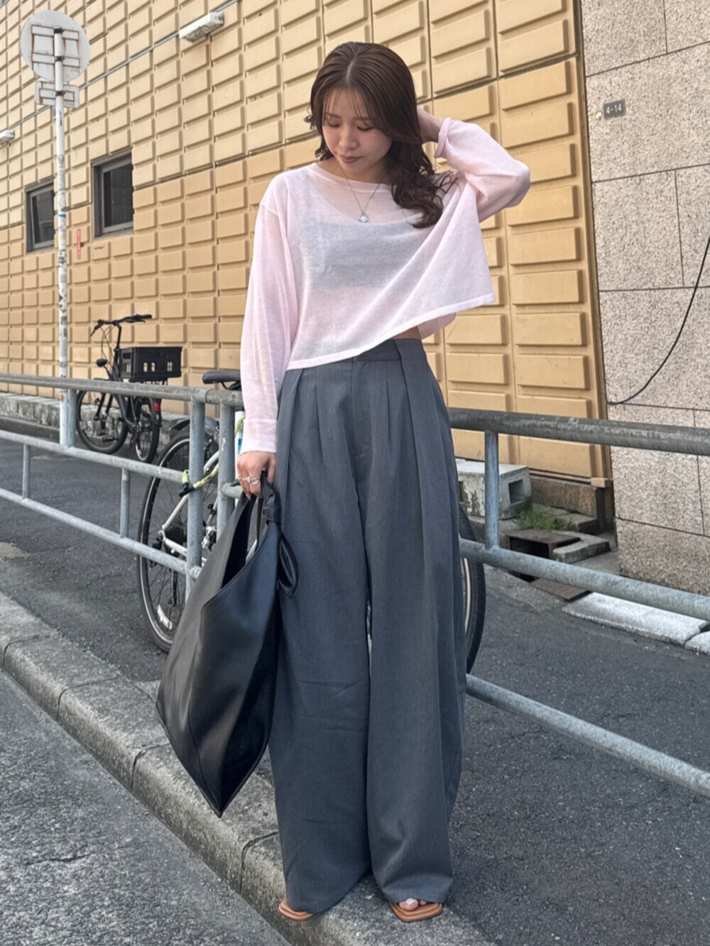 その他のサンダル、グレー系のその他パンツ、ブラック系のハンドバッグを着用したレディースの春コーディネートの2枚目の写真
