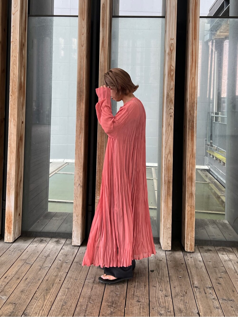 ブラック系のタンクトップ、ピンク系のワンピース、グレー系のスラックスを着用したレディースの夏コーディネートの6枚目の写真