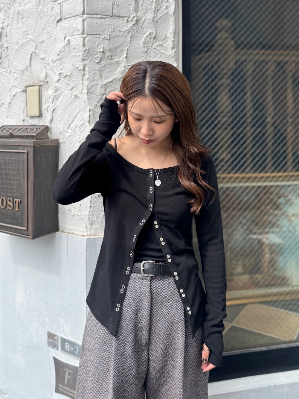 グレー系のその他パンツ、ブラック系のTシャツ/カットソー、ブラック系のサンダルを着用したレディースの秋コーディネートの6枚目の写真