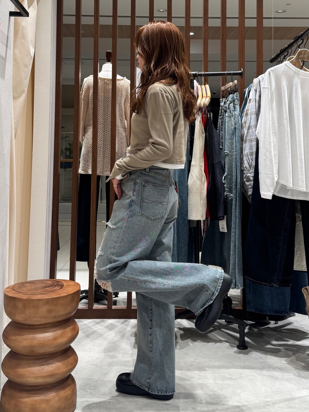 ブルー系のデニムパンツ、ベージュ系のTシャツ/カットソーを着用したレディースの春コーディネートの3枚目の写真