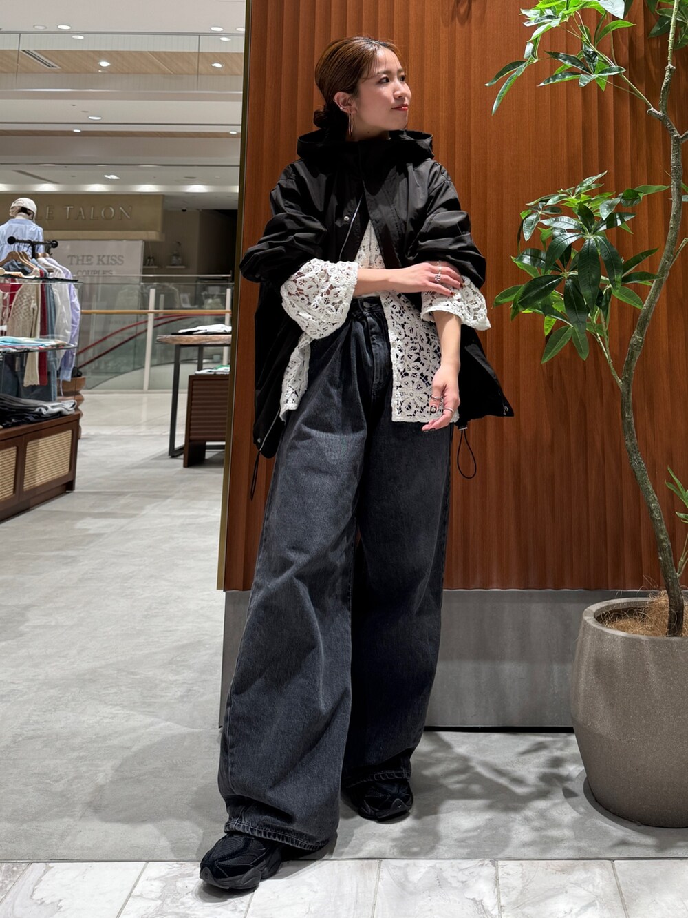 ブラック系のブルゾン、ブラック系のデニムパンツ、ホワイト系のシャツ/ブラウスを着用したレディースの春コーディネートの7枚目の写真