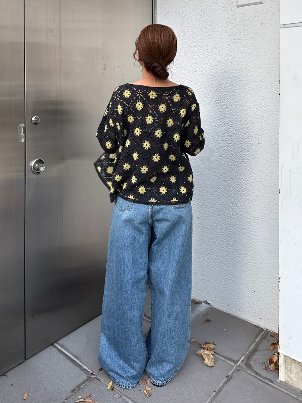 グレー系のカーディガン/ボレロ、ブルー系のデニムパンツ、ブラック系のサンダルを着用したレディースの春コーディネートの5枚目の写真