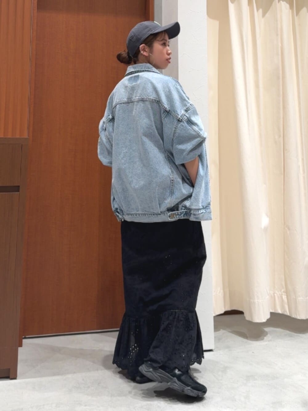 ブラック系のスカート、ブルー系のデニムジャケット、グレー系のスウェットを着用したレディースの春コーディネートの5枚目の写真