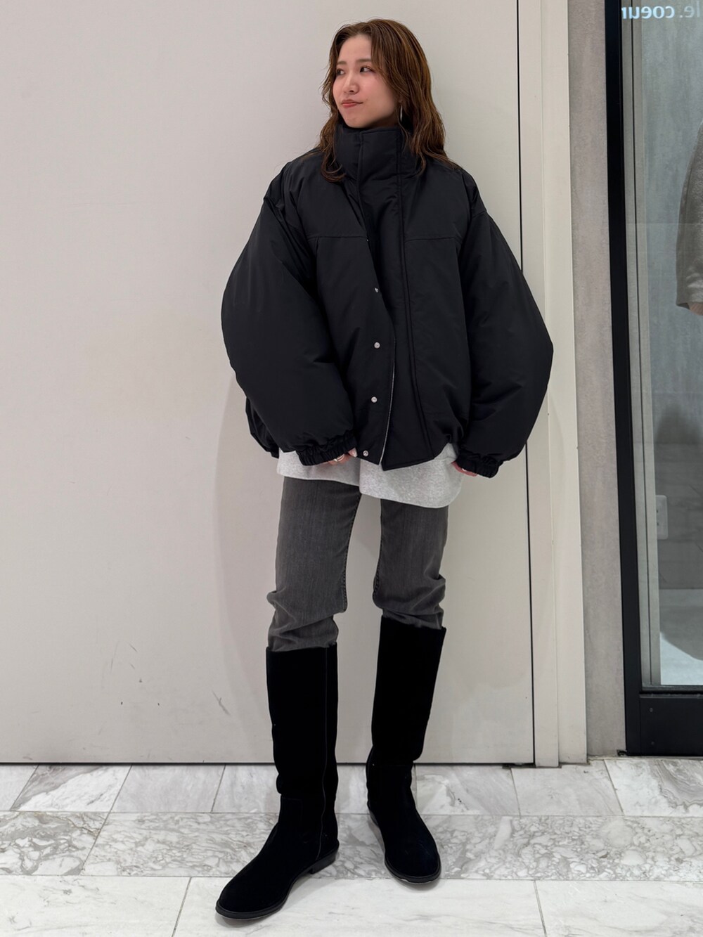 ブラック系のブルゾン、グレー系のスウェット、ブラック系のデニムパンツを着用したレディースの冬コーディネートの7枚目の写真