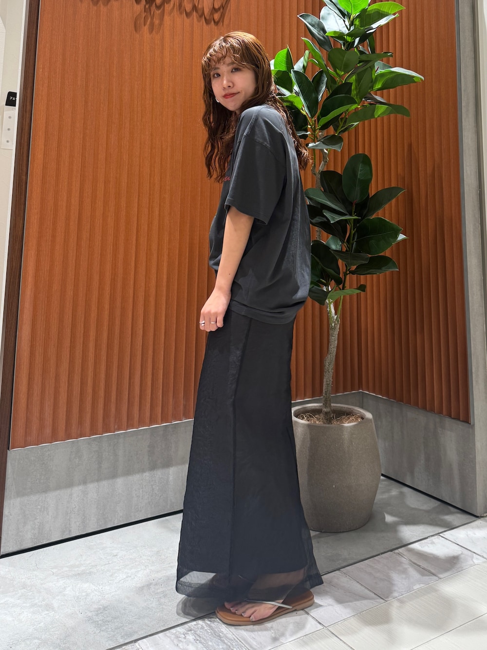 シルバー系のサンダル、グレー系のスカート、グレー系のTシャツ/カットソーを着用したレディースの春コーディネートの6枚目の写真