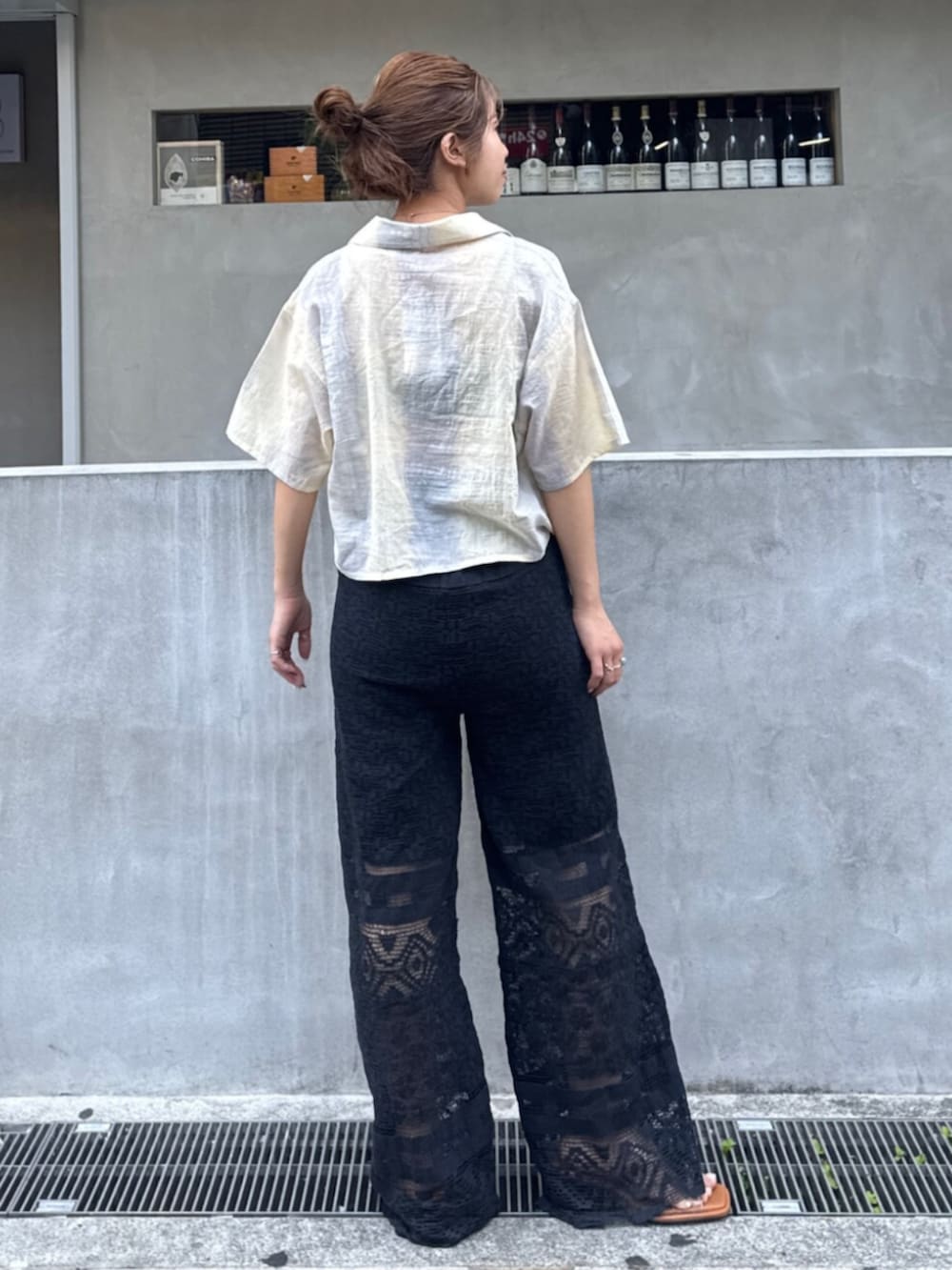 ブラック系のその他パンツ、その他のサンダル、ブルー系のシャツ/ブラウスを着用したレディースの春コーディネートの4枚目の写真