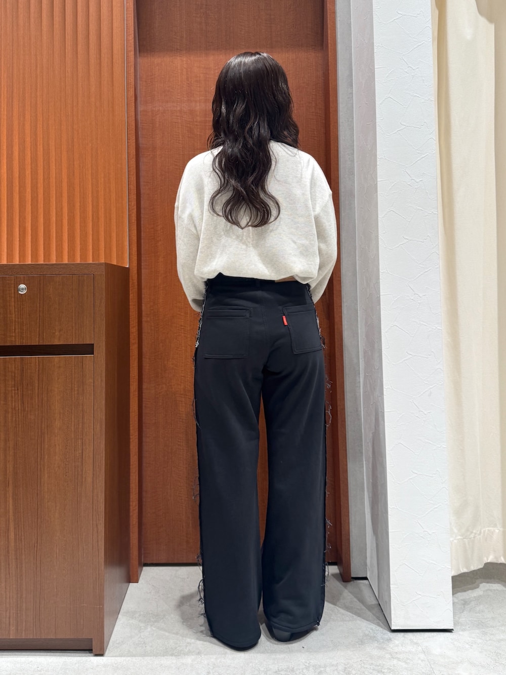 ブラック系のその他シューズ、ブラック系のデニムパンツ、グレー系のTシャツ/カットソーを着用したレディースの秋コーディネートの4枚目の写真