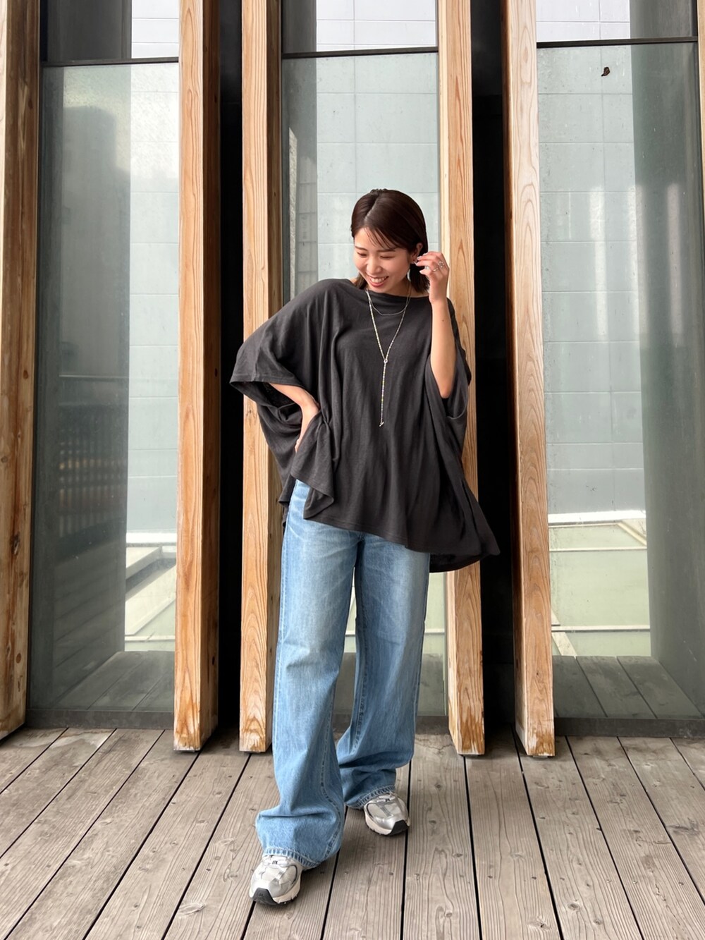 グレー系のTシャツ/カットソー、ブルー系のデニムパンツ、シルバー系のネックレスを着用したレディースの春コーディネートの2枚目の写真