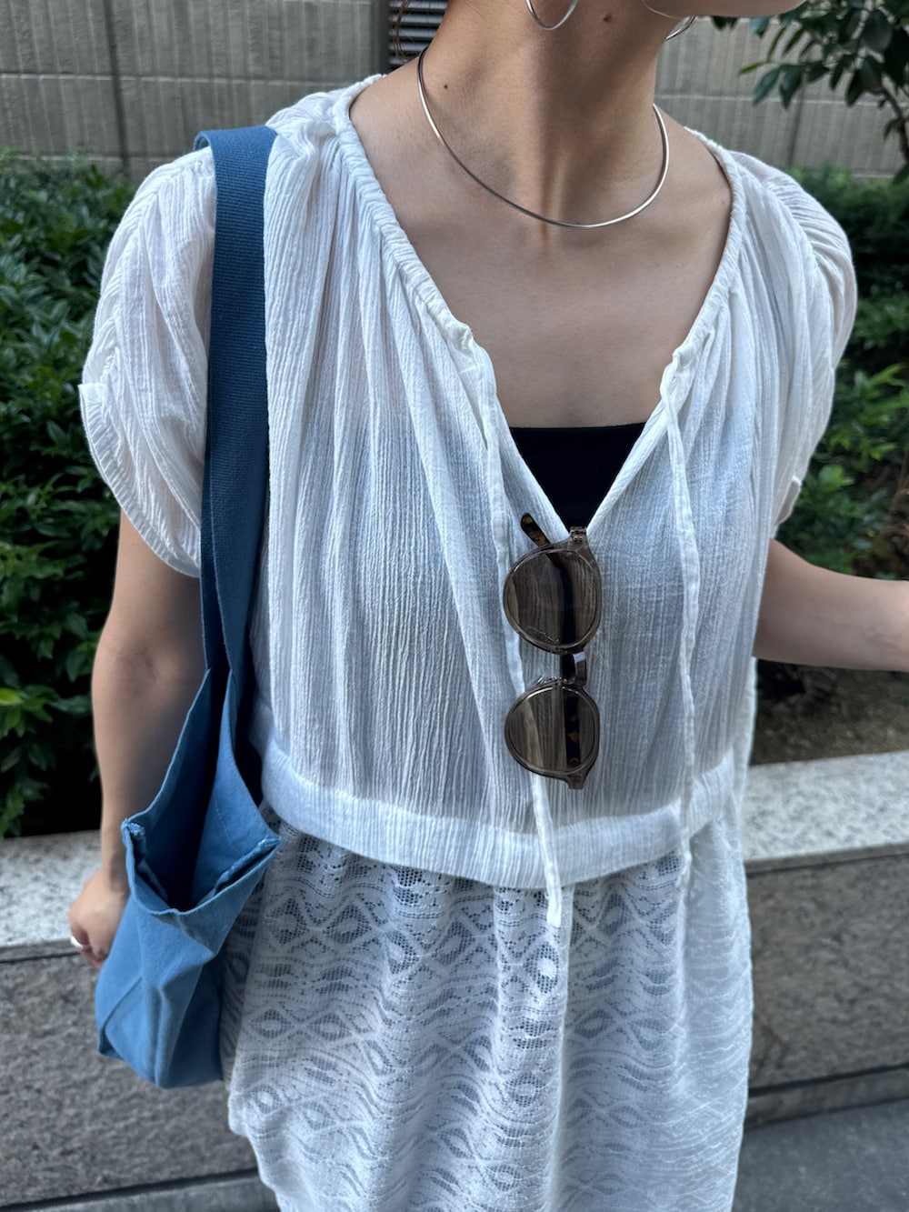 ホワイト系のワンピース、ブルー系のトートバッグを着用したレディースの夏コーディネートの9枚目の写真