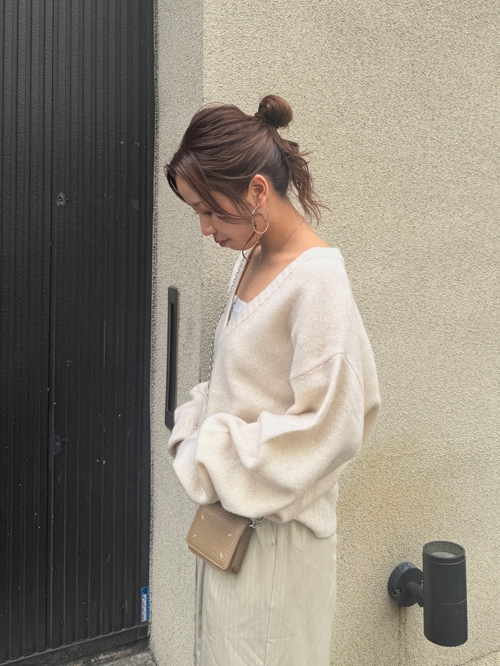 ホワイト系のニット/セーター、ベージュ系のその他パンツを着用したレディースの冬コーディネートの6枚目の写真