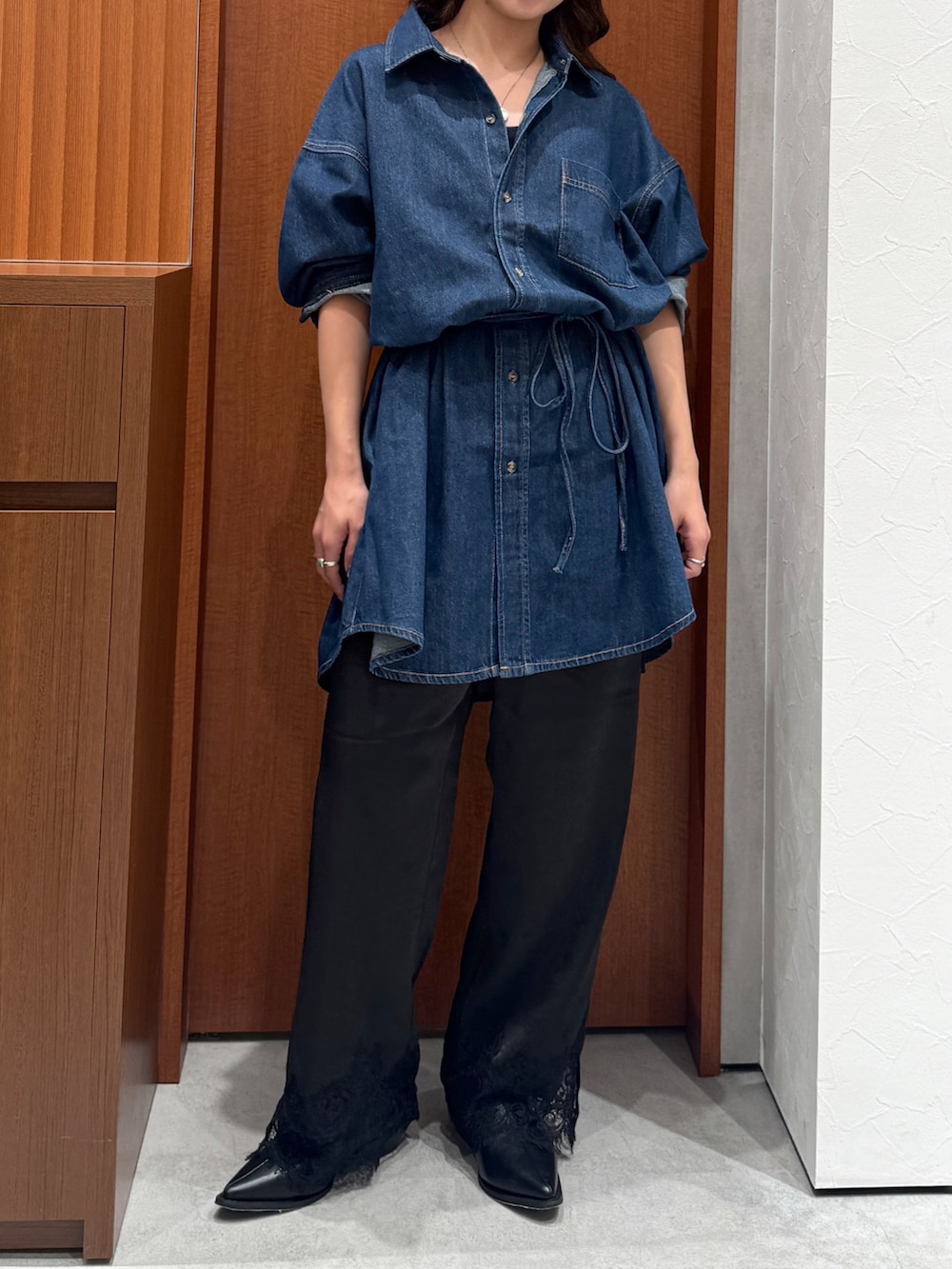 ブルー系のワンピース、ブラック系のその他パンツ、ブラック系のブーツを着用したレディースの秋コーディネートの7枚目の写真