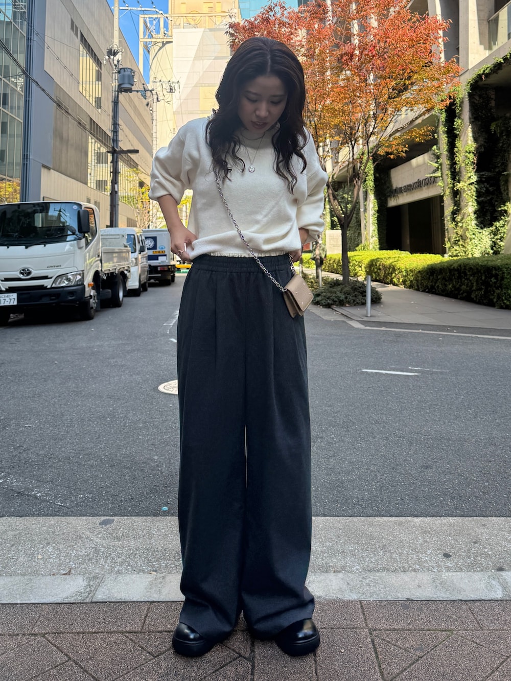 ブラック系のブルゾン、グレー系のその他パンツ、ホワイト系のニット/セーターを着用したレディースの冬コーディネートの9枚目の写真