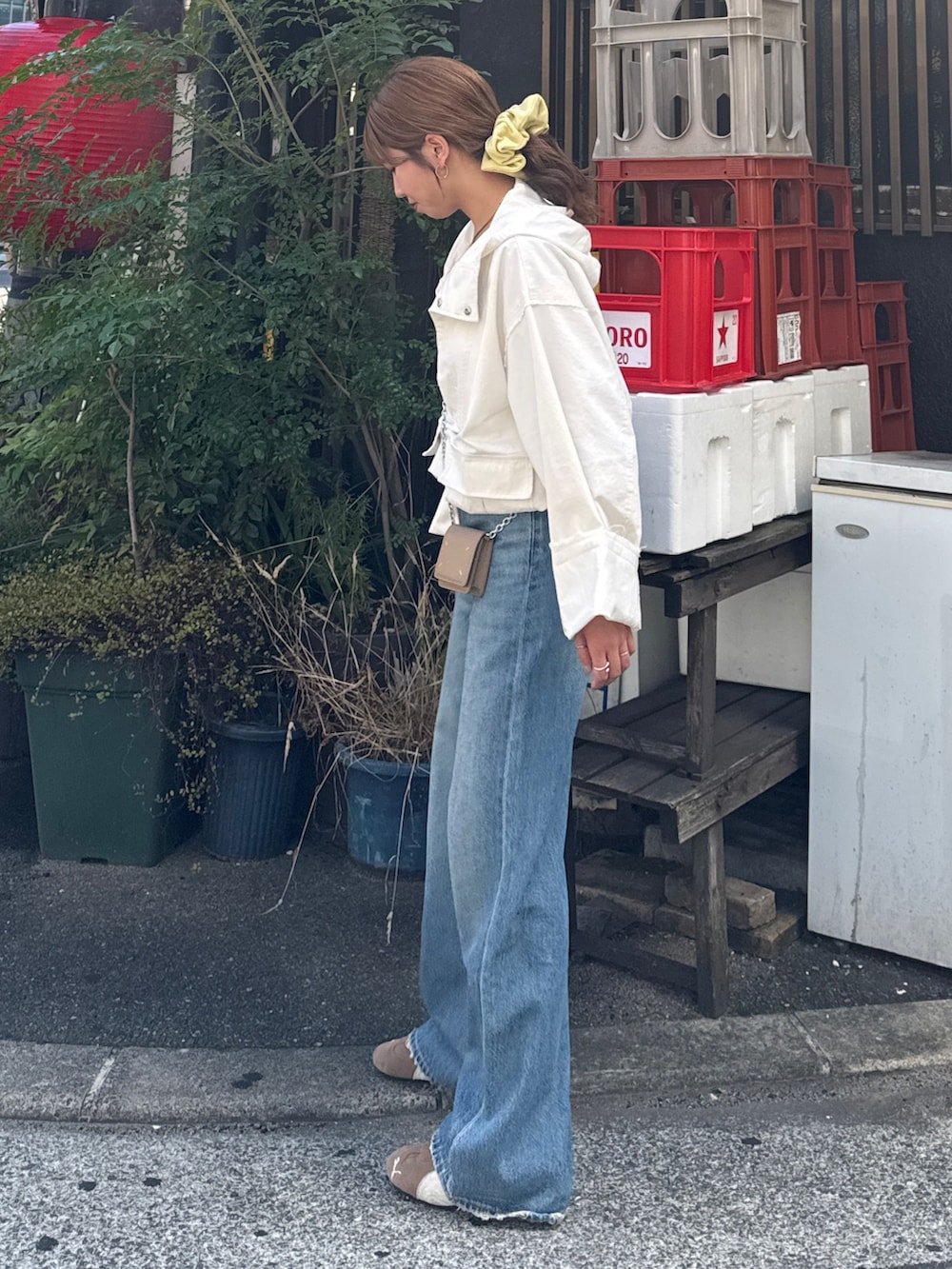 「デニム、シンプルコーデ、きれいめカジュアル、韓国ファッション、お出かけコーデ、女子会、休日スタイル、着回しコーデ、オトナカジュアル、リーバイス、Levi's、秋コーデ、スニーカー、Ungrid、アングリッド」｜「Ungridの【Ca】FAITH MILLS別注シュシュ（その他雑貨、イエロー系）」を使った、瀬川百花さん（レディース・156cm）の夏コーディネートの5枚目の写真