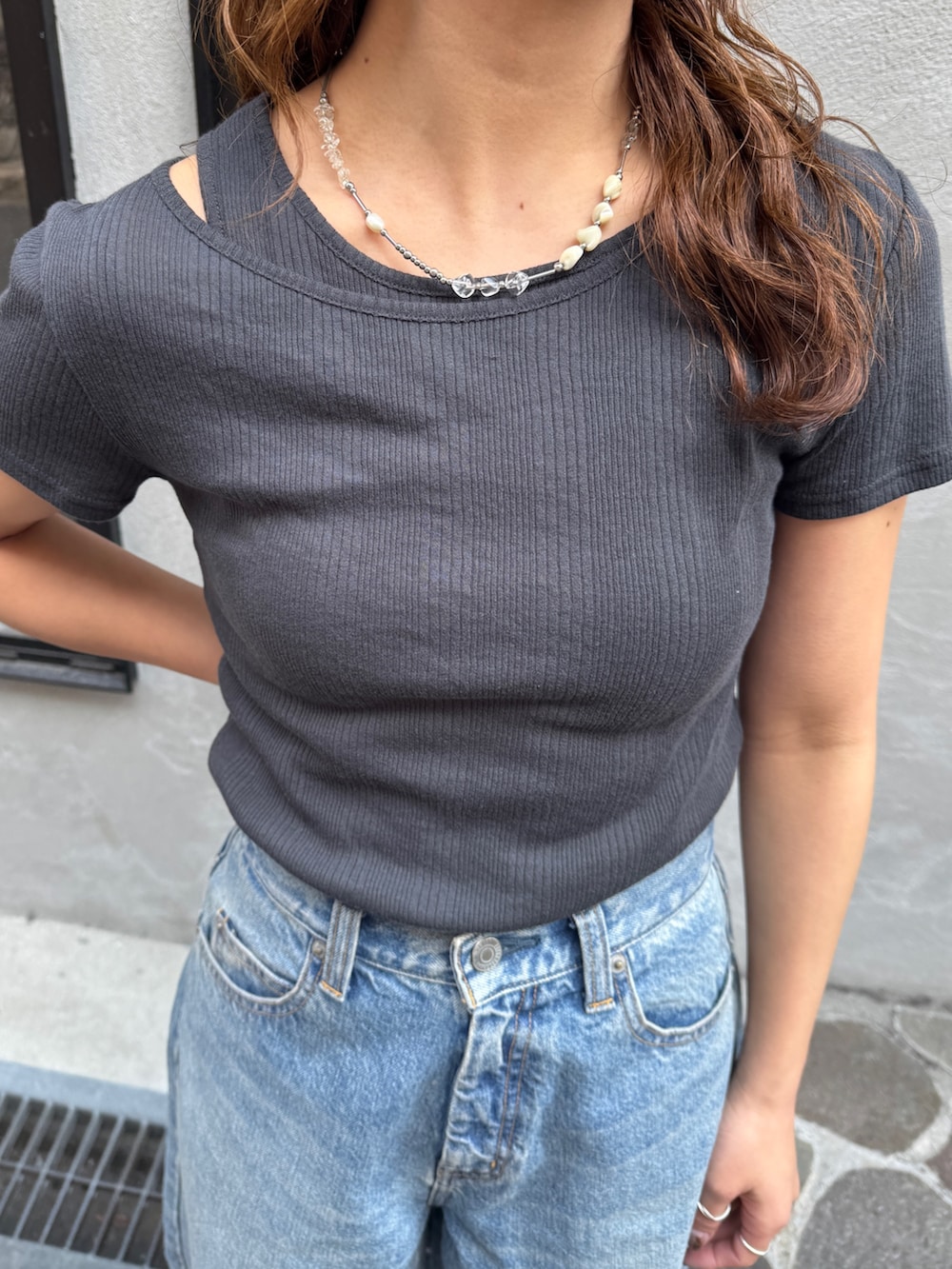 ブルー系のデニムパンツ、ブルー系のスニーカー、グレー系のTシャツ/カットソーを着用したレディースの春コーディネートの10枚目の写真