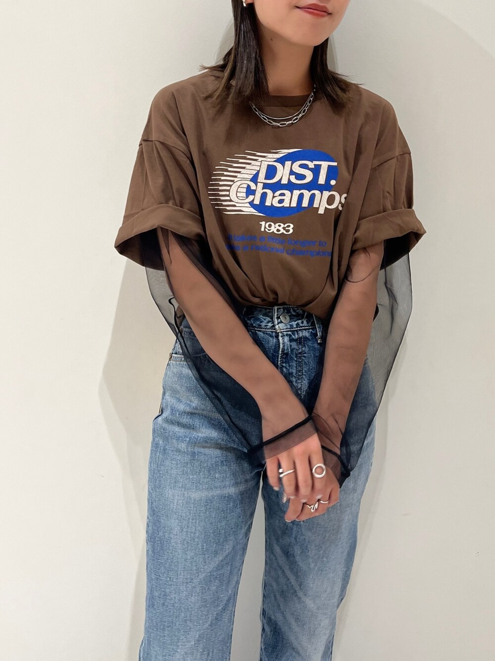 ブラウン系のTシャツ/カットソー、ブラック系のTシャツ/カットソー、ブルー系のデニムパンツを着用したレディースの夏コーディネートの2枚目の写真