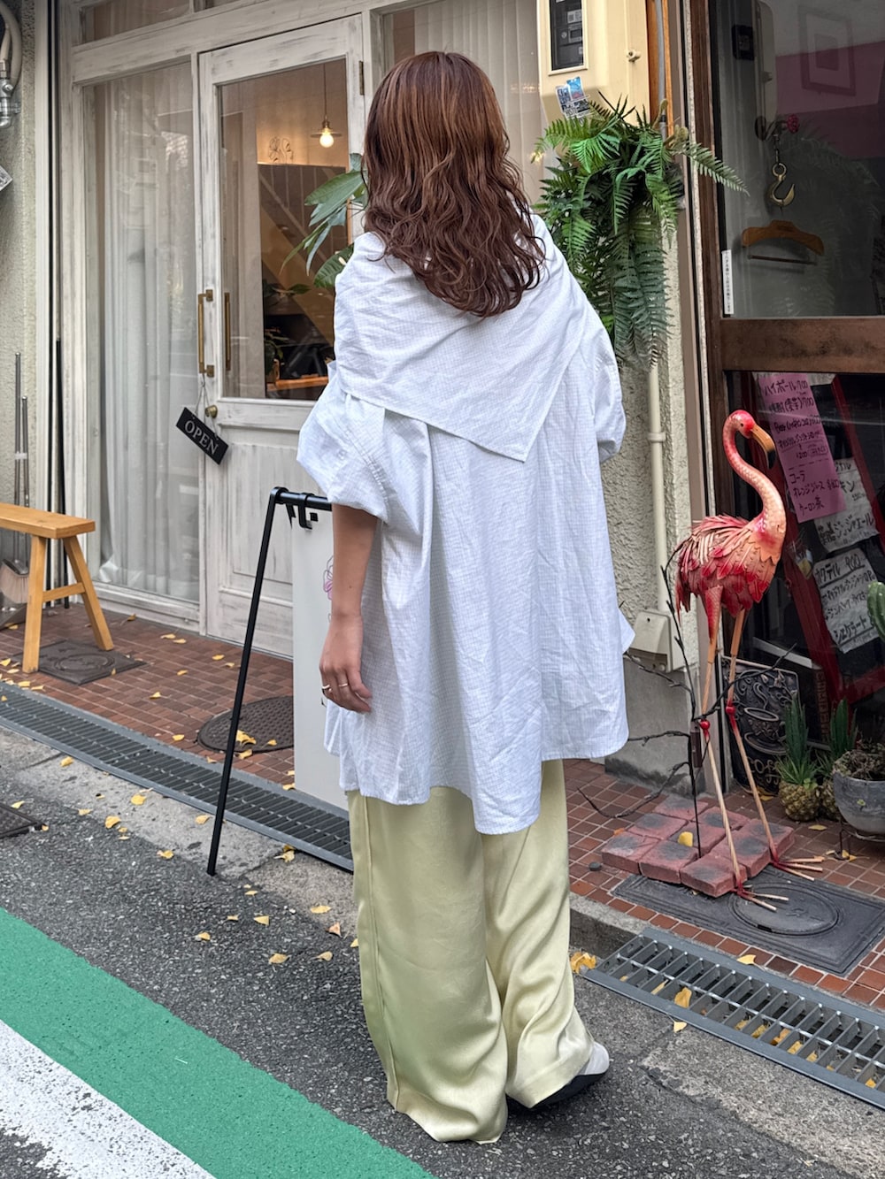ホワイト系のTシャツ/カットソー、イエロー系のその他パンツ、その他のシャツ/ブラウスを着用したレディースの冬コーディネートの4枚目の写真