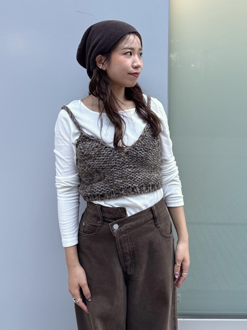 ブラウン系のデニムパンツ、ブラウン系のキャミソール、ホワイト系のTシャツ/カットソーを着用したレディースの秋コーディネートの6枚目の写真