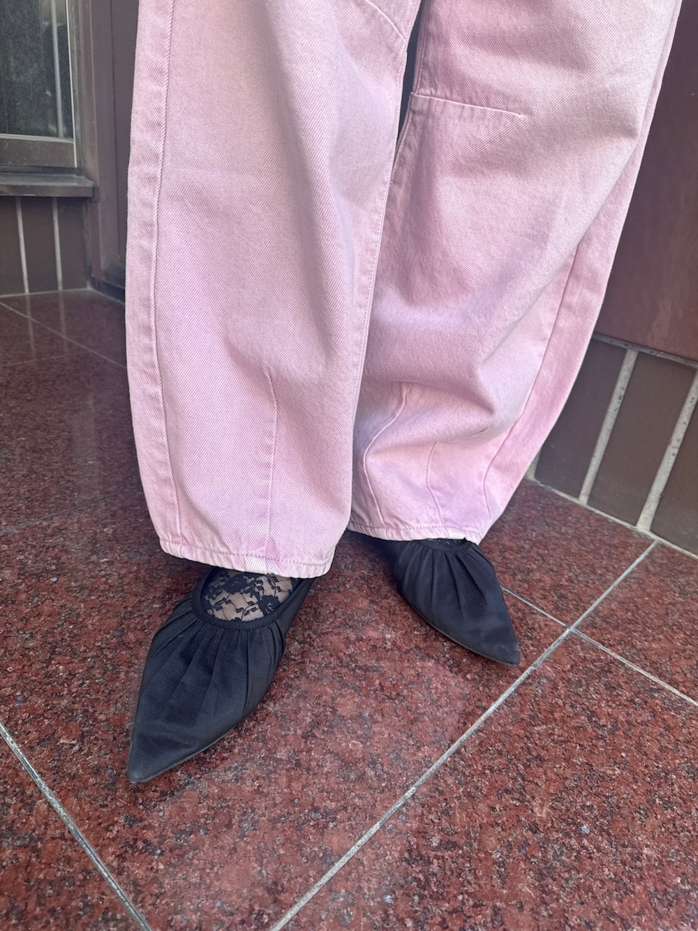 ブルー系のパーカー、ピンク系のデニムパンツ、ブラック系のキャミソールを着用したレディースの春コーディネートの7枚目の写真