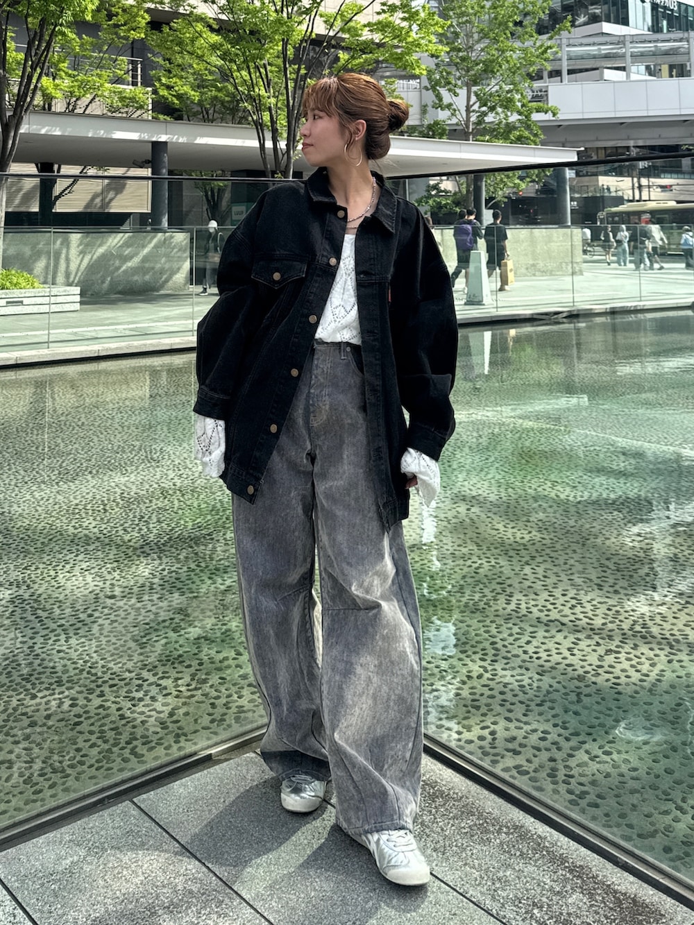 ホワイト系のニット/セーター、ベージュ系のデニムパンツ、ブラック系のデニムジャケットを着用したレディースの夏コーディネートの5枚目の写真