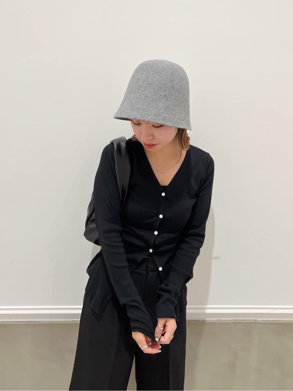 ブラック系のブーツ、ブラック系のカーディガン/ボレロ、ブラック系のその他パンツを着用したレディースの秋コーディネートの2枚目の写真