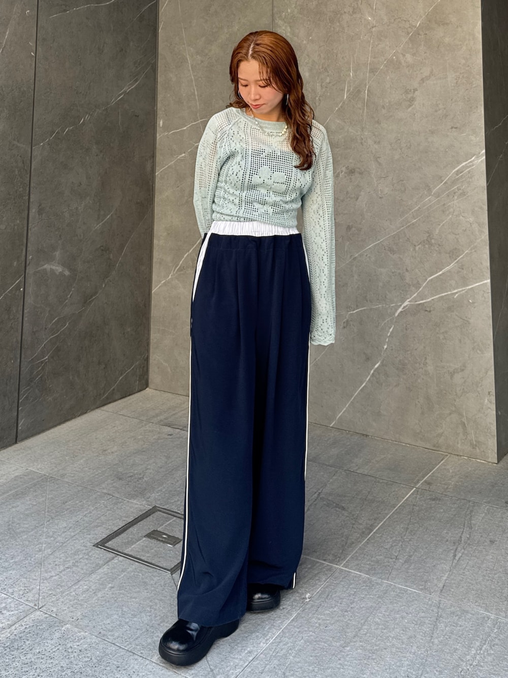 ブルー系のニット/セーター、ブルー系のその他パンツを着用したレディースの春コーディネートの2枚目の写真