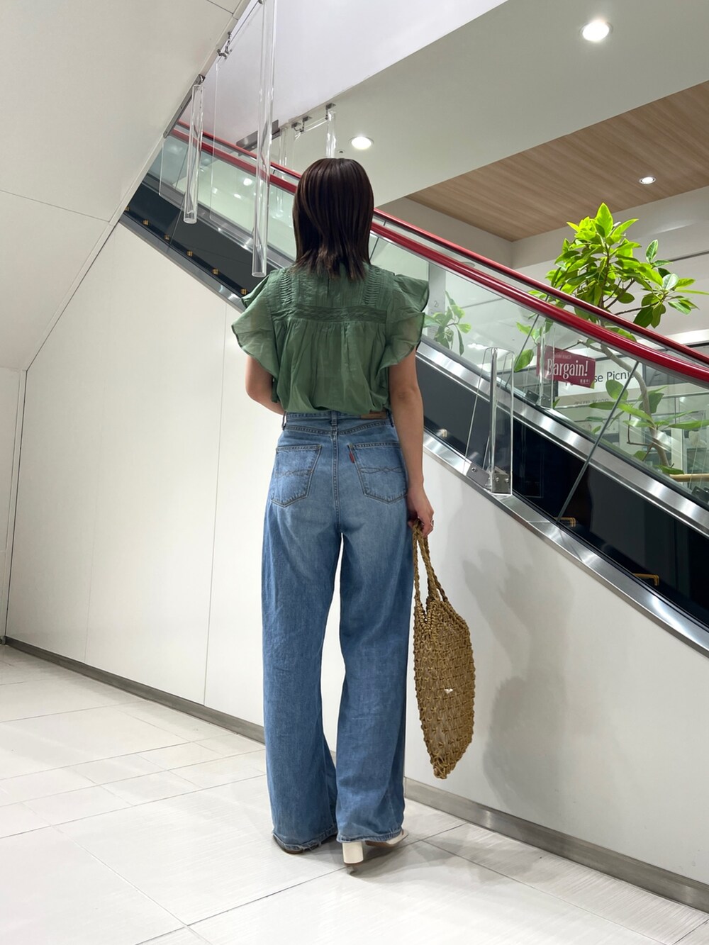 ホワイト系のキャミソール、ホワイト系のサンダル、ブラウン系のハンドバッグを着用したレディースの夏コーディネートの3枚目の写真