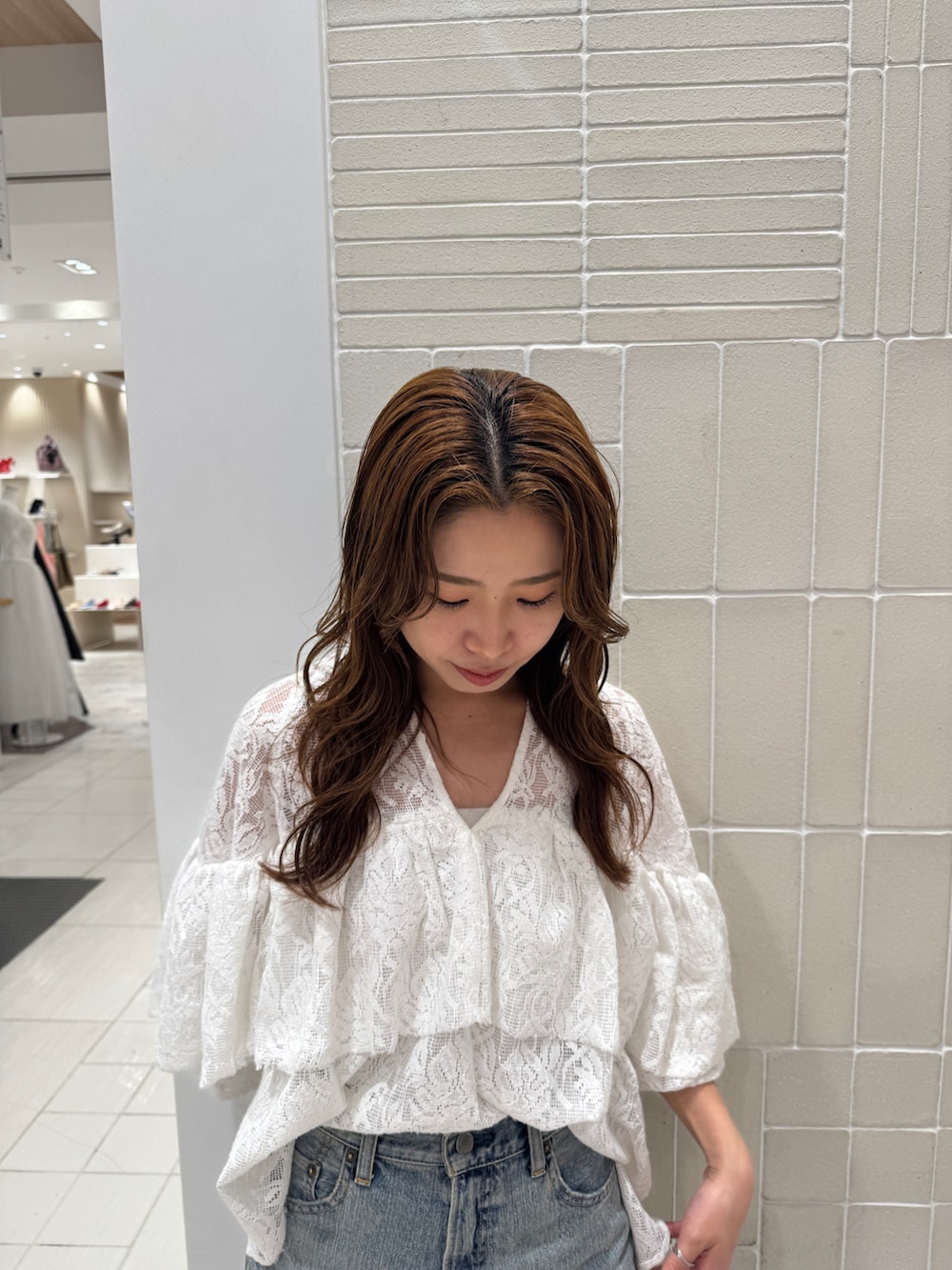 ブルー系のデニムパンツ、ホワイト系のシャツ/ブラウス、ベージュ系のブーツを着用したレディースの春コーディネートの5枚目の写真
