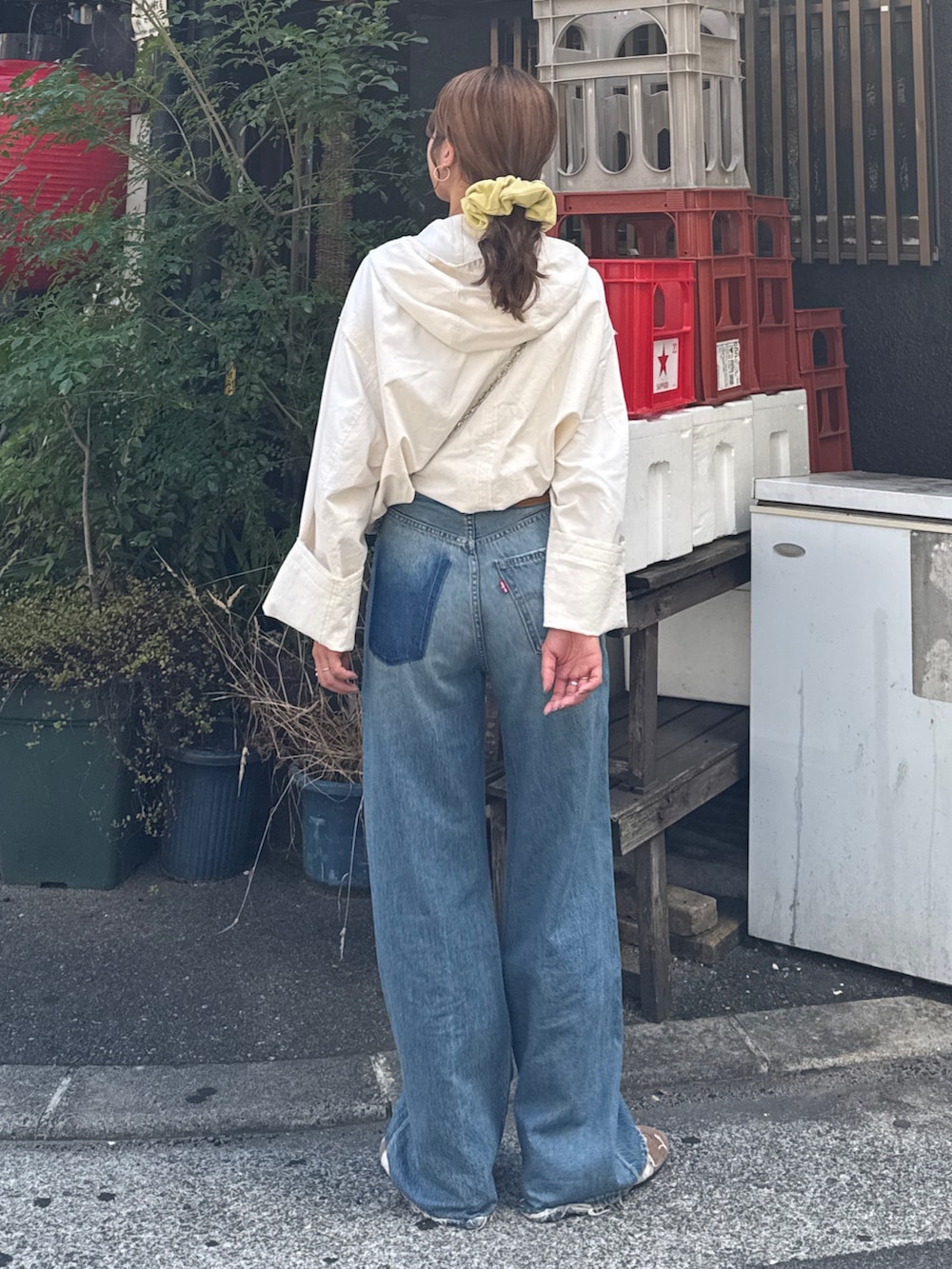 「デニム、シンプルコーデ、きれいめカジュアル、韓国ファッション、お出かけコーデ、女子会、休日スタイル、着回しコーデ、オトナカジュアル、リーバイス、Levi's、秋コーデ、スニーカー、Ungrid、アングリッド」｜「Ungridの【Ca】FAITH MILLS別注シュシュ（その他雑貨、イエロー系）」を使った、瀬川百花さん（レディース・156cm）の夏コーディネートの4枚目の写真