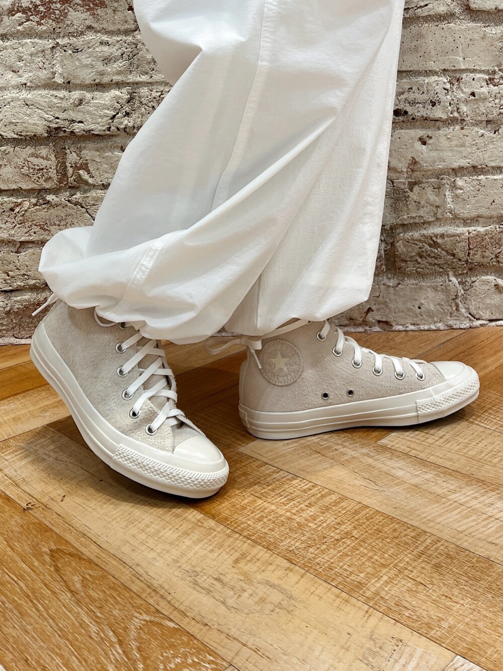 ホワイト系のカーゴパンツ、ホワイト系のカーディガン/ボレロ、ホワイト系のスニーカーを着用したレディースの春コーディネートの6枚目の写真