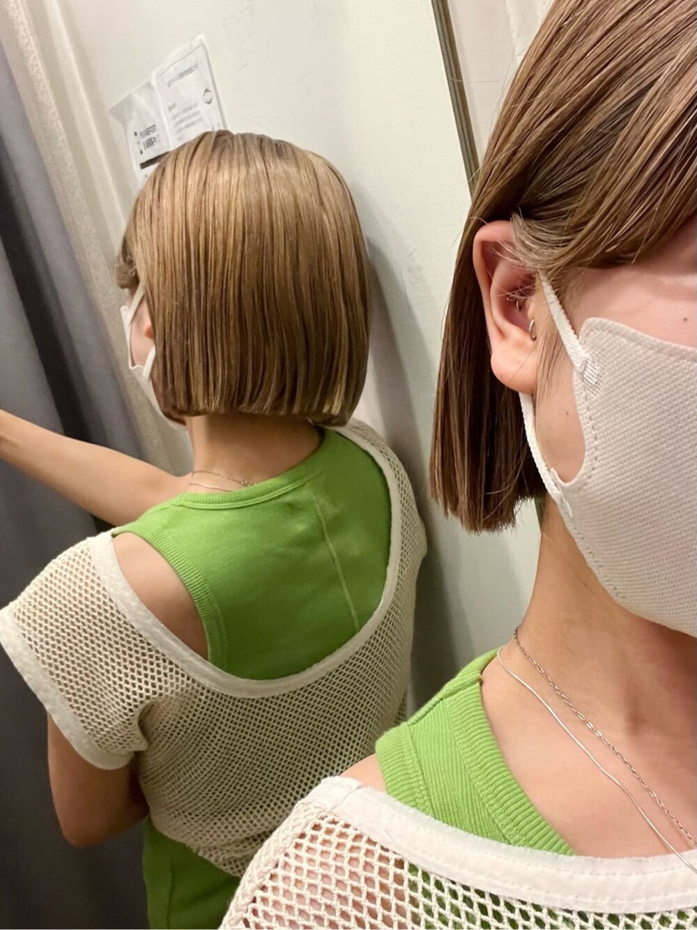 グリーン系のワンピース、グリーン系のサンダル、ベージュ系のタンクトップを着用したレディースの夏コーディネートの4枚目の写真