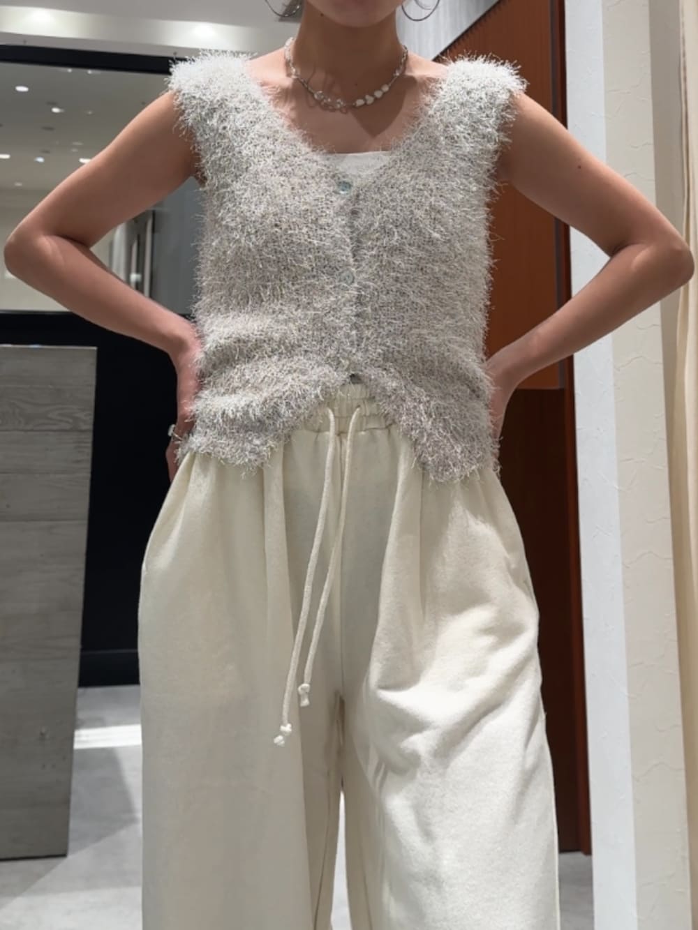 ホワイト系のスウェットパンツ、ホワイト系のベストを着用したレディースの春コーディネートの10枚目の写真