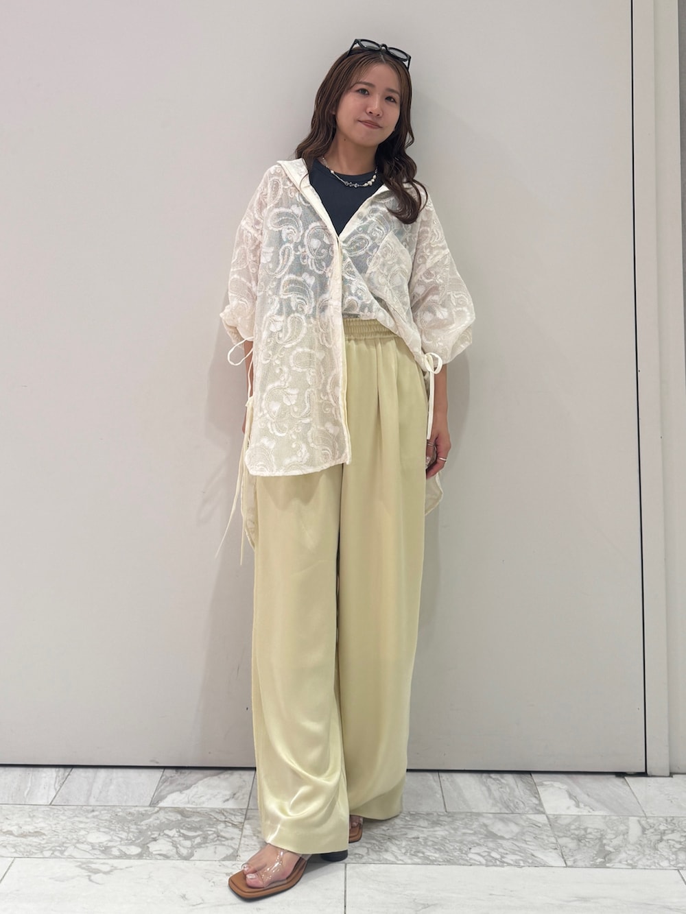 イエロー系のその他パンツ、ホワイト系のシャツ/ブラウス、グレー系のタンクトップを着用したレディースの夏コーディネートの6枚目の写真