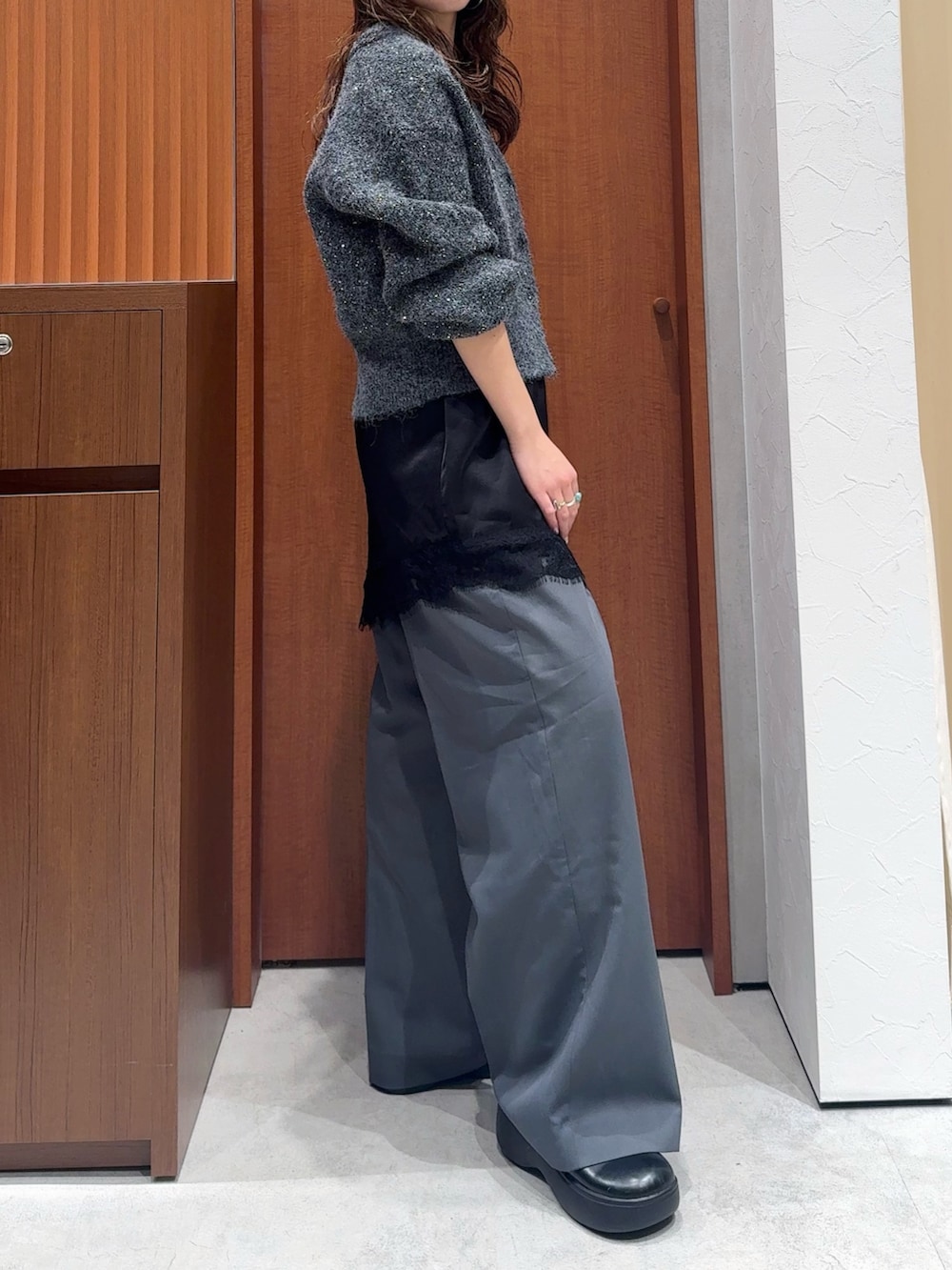 ブラック系のキャミソール、グレー系のカーディガン/ボレロ、グレー系のその他パンツを着用したレディースの冬コーディネートの5枚目の写真