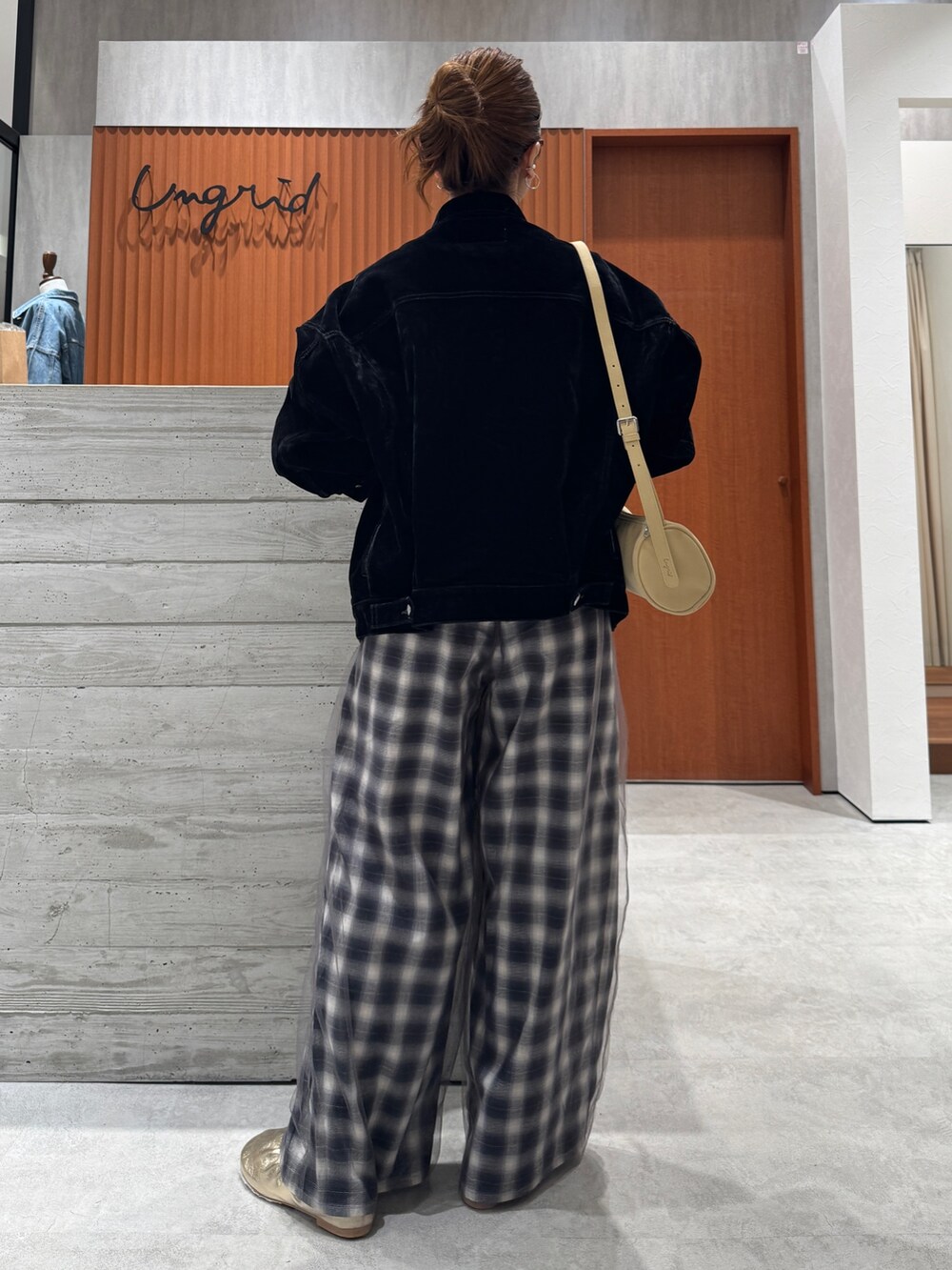 その他のその他パンツ、ブラック系のデニムジャケット、ブラック系のTシャツ/カットソーを着用したレディースの夏コーディネートの5枚目の写真