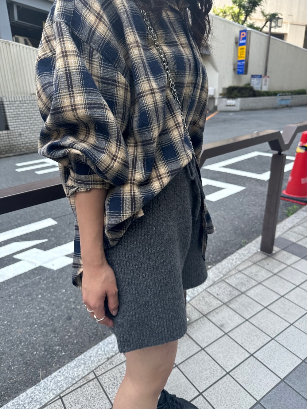 ブルー系のシャツ/ブラウス、グレー系のその他パンツを着用したレディースの夏コーディネートの10枚目の写真
