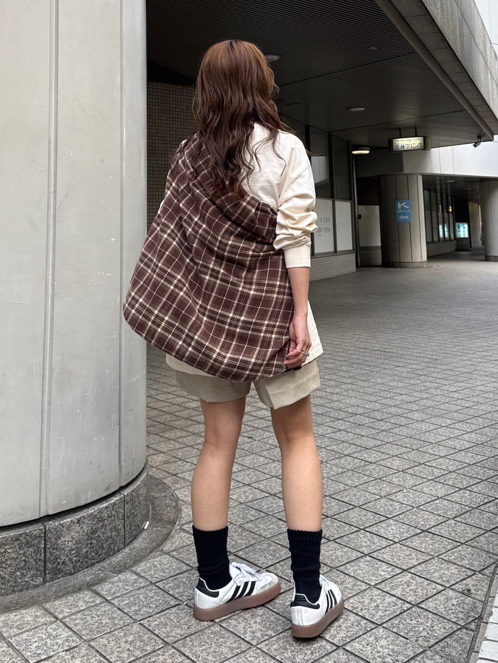 ホワイト系のTシャツ/カットソー、ベージュ系のその他パンツ、ブラウン系のシャツ/ブラウスを着用したレディースの冬コーディネートの5枚目の写真