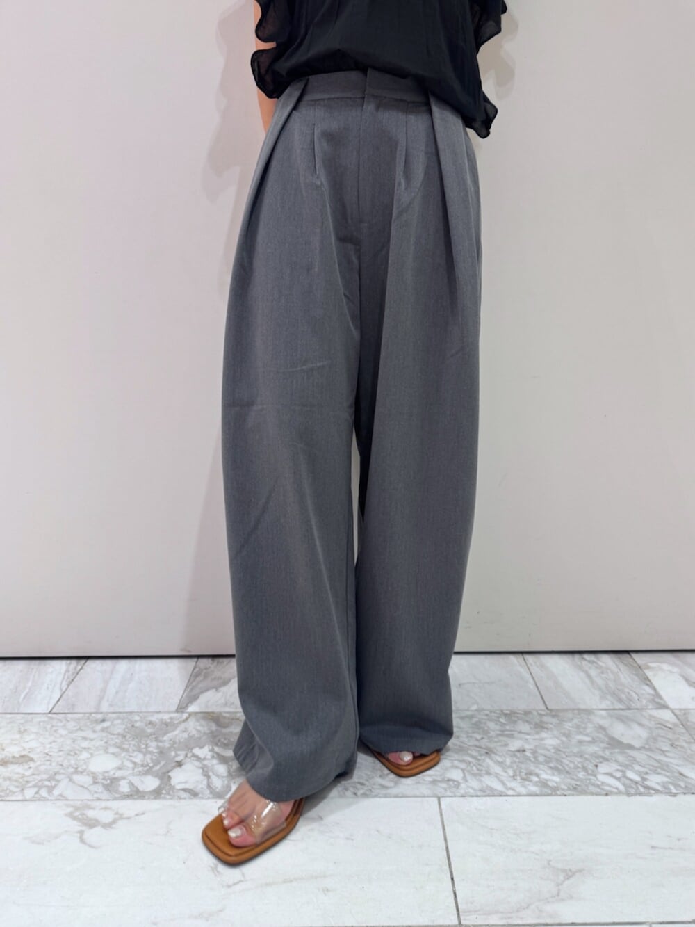 その他のサンダル、グレー系のその他パンツ、ブラック系のシャツ/ブラウスを着用したレディースの夏コーディネートの5枚目の写真