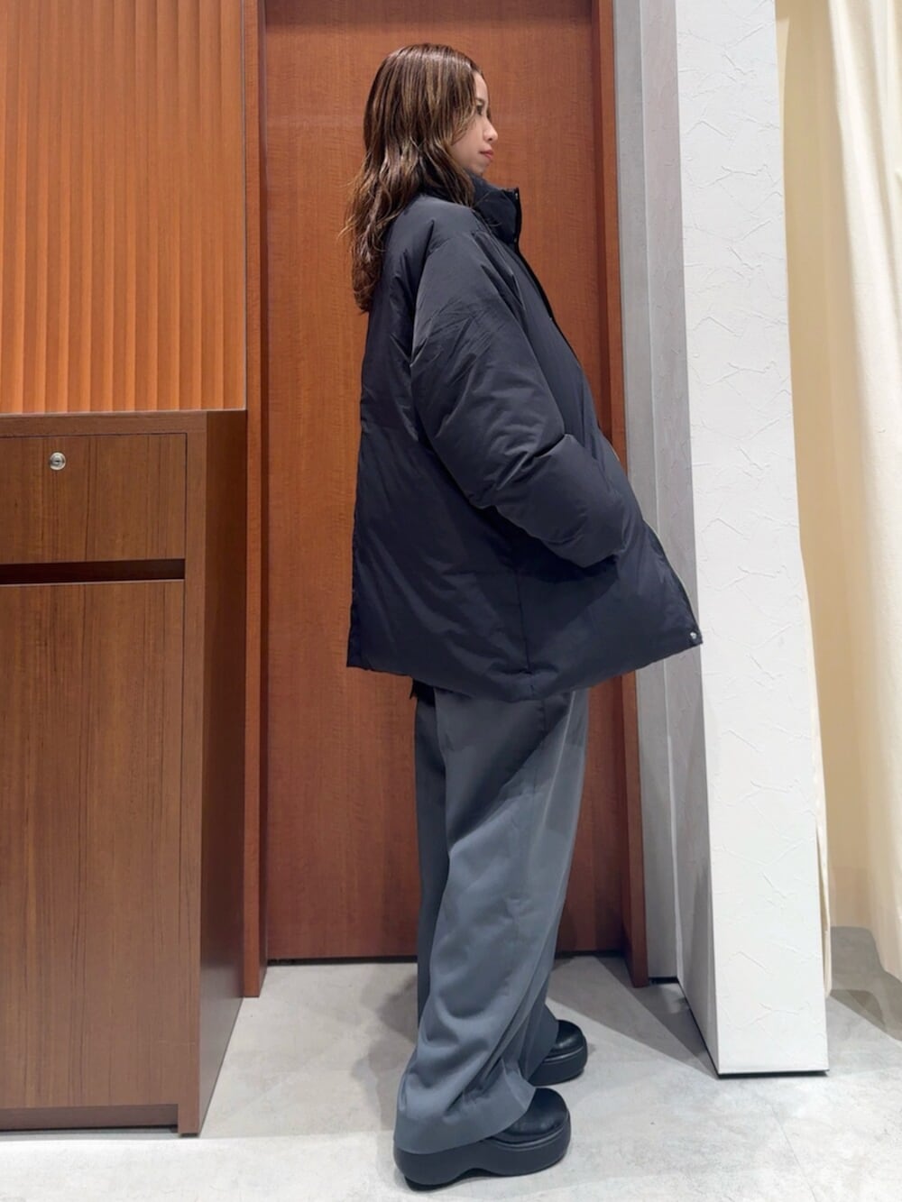 ブラック系のダウンジャケット/コート、グレー系のその他パンツ、ブラック系のキャミソールを着用したレディースの冬コーディネートの3枚目の写真