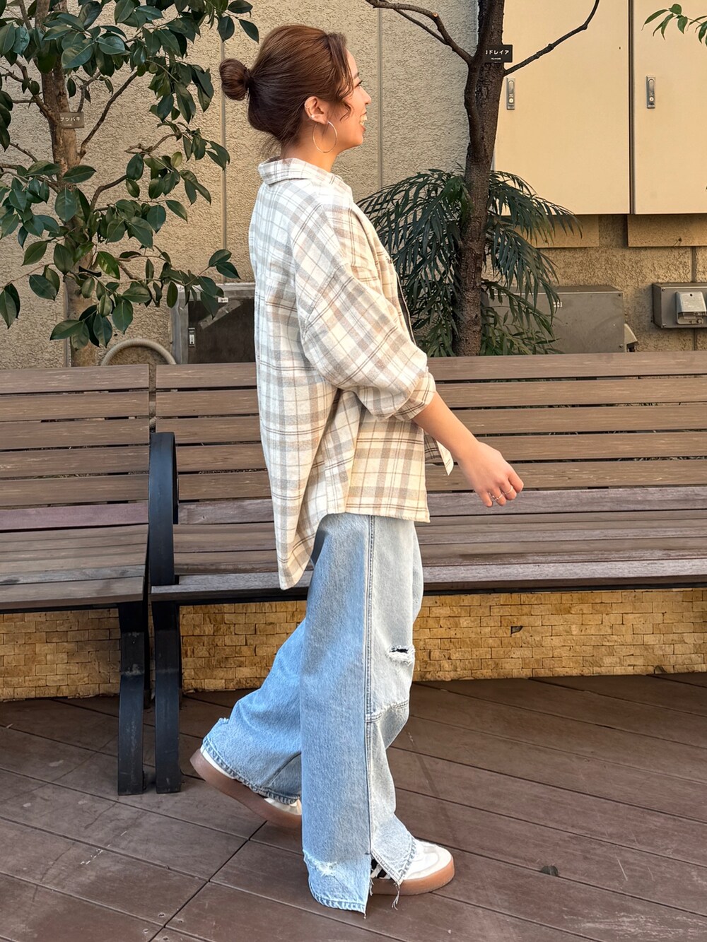 ホワイト系のシャツ/ブラウス、ブルー系のデニムパンツを着用したレディースの冬コーディネートの5枚目の写真