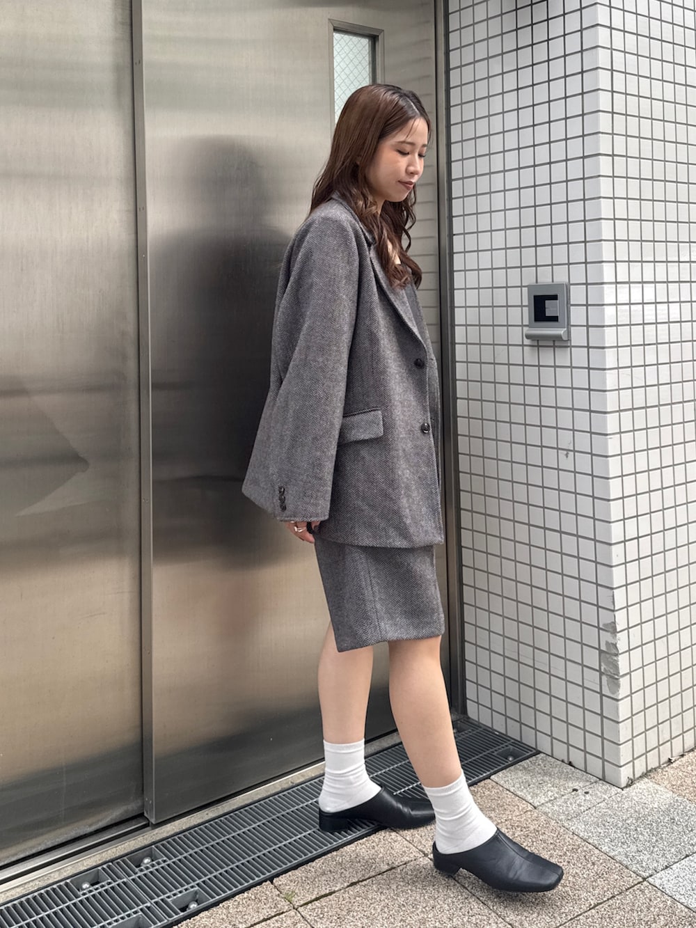 グレー系のその他パンツ、グレー系のテーラードジャケット、グレー系のニット/セーターを着用したレディースの秋コーディネートの3枚目の写真
