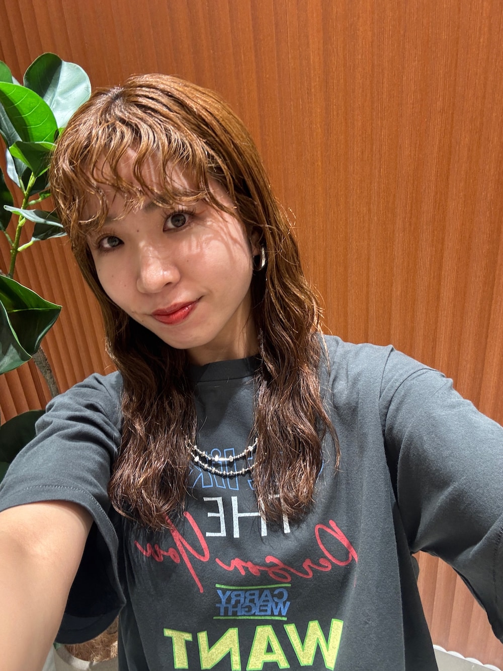 シルバー系のサンダル、グレー系のスカート、グレー系のTシャツ/カットソーを着用したレディースの春コーディネートの10枚目の写真