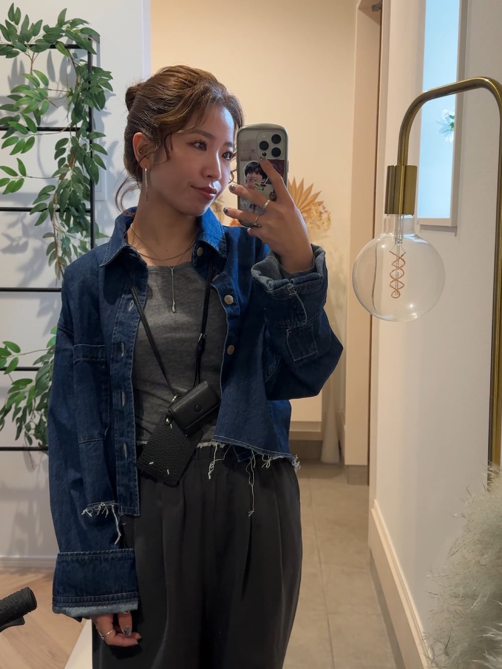 グレー系のその他パンツ、ブルー系のシャツ/ブラウスを着用したレディースの冬コーディネートの7枚目の写真