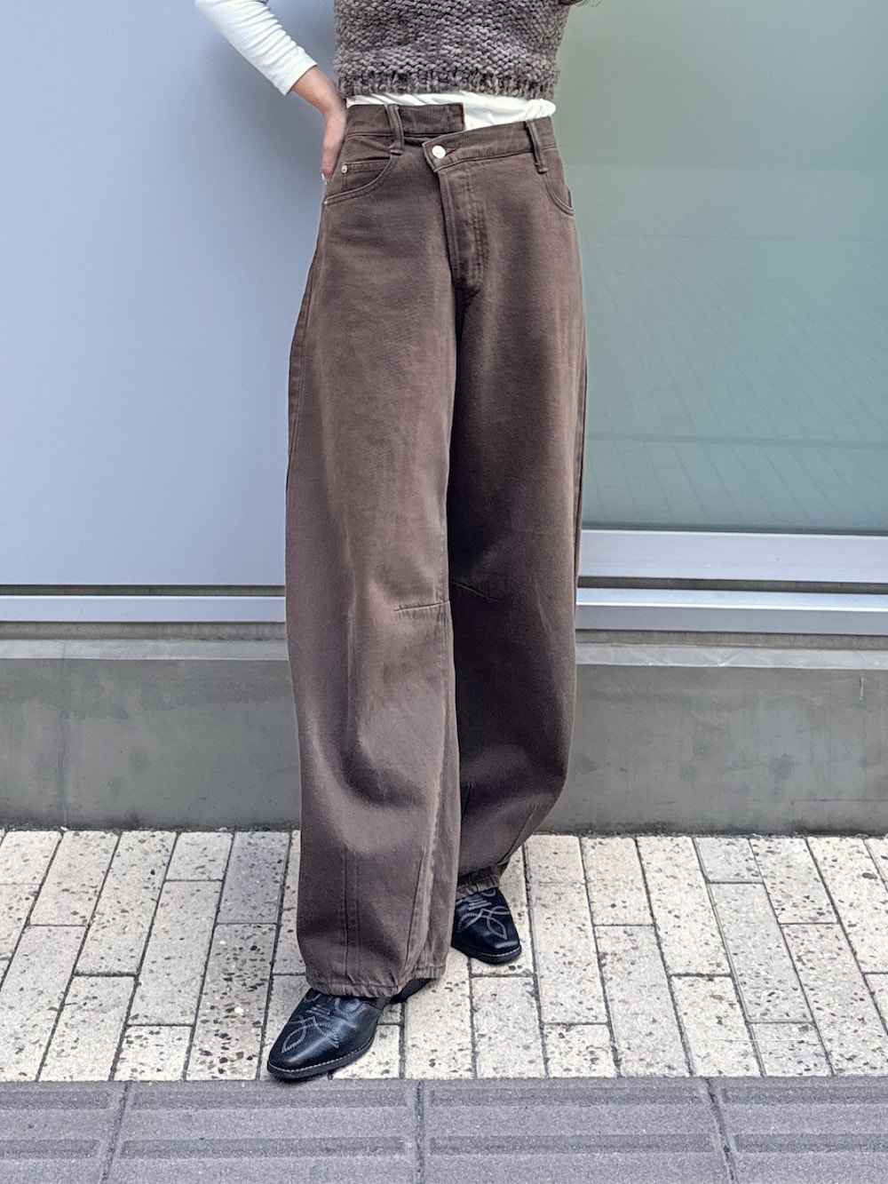 ブラウン系のデニムパンツ、ブラウン系のキャミソール、ホワイト系のTシャツ/カットソーを着用したレディースの秋コーディネートの7枚目の写真