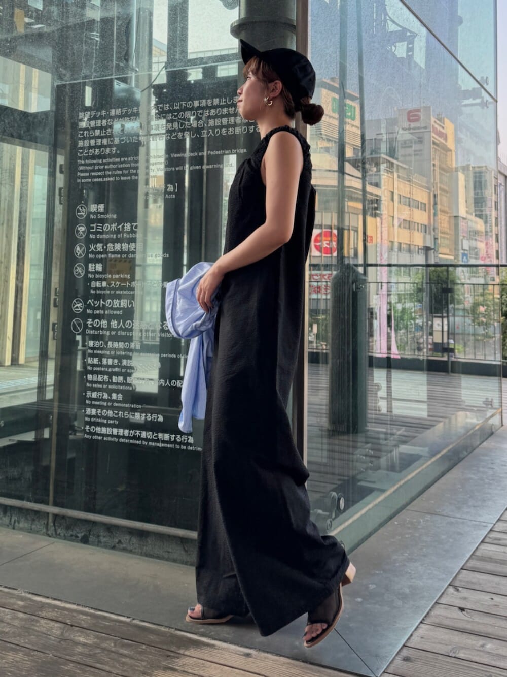 ブラック系のサンダル、ブラック系のサロペット/オーバーオール、ブラック系のキャップを着用したレディースの夏コーディネートの2枚目の写真